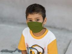 Niño con cubrebocas, en evento navideño para niños de Bucerías. Fotografía: Sofía Rebeca Aguilar Salcedo