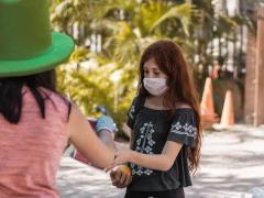 Niña con cubrebocas, en evento navideño para niños de Bucerías. Fotografía: Sofía Rebeca Aguilar Salcedo