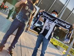 Par de aficionados de Los Rayados del Monterrey. Fotografía: Fox Sport Mx.