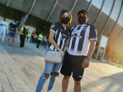 Pareja aficionada de Los Rayados de Monterrey. Fotografía: Fox Sport Mx. 
