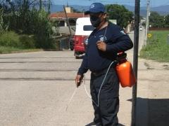 Policía Municipal en la entrada principal, porta cubrebocas y cargan un tanque con líquido sanitizante. Fotografía: H. Ayuntamiento de Reyes Etla.