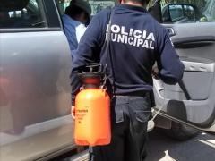 Policía Municipal sanitiza un vehículo particular. Fotografía: H. Ayuntamiento de Reyes Etla.