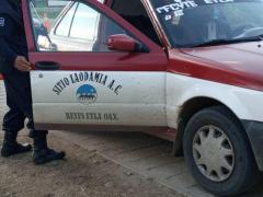Policía Municipal sanitiza un taxi. Fotografía: H. Ayuntamiento de Reyes Etla.