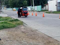 Policías Municipales sanitiza una moto. Fotografía: H. Ayuntamiento de Reyes Etla.