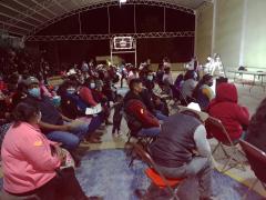 Personas sentadas esperan su turno en la jornada de vacunación en Santo Domingo Nuxaá, Nochixtlán, Oaxaca. Fotografía: Perla Carolina Cruz Vásquez.