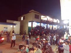 Personas formadas de noche para participar en la jornada de vacunación en Santo Domingo Nuxaá, Nochixtlán, Oaxaca. Fotografía: Perla Carolina Cruz Vásquez.