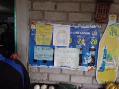 Letreros hecho a mano que señalan el uso de cubrebocas, la sana distancia y la entrada de sólo una persona, tienda en Santo Domingo Nuxaá, Nochixtlan, Oaxaca. Fotografía: Perla Carolina Cruz Vásquez.