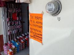 Letrero en Zapaterías "El Sol", que informa sobre uso obligatorio de cubrebocas y entrada permitida a dos personas por familia. Fotografía: Dulce Claudia Cruz Vásquez