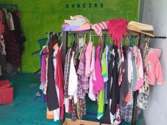 Mensaje escrito con letras grandes en un local de venta de ropa. Fotografía: Facebook SUCHIL DE TODO.