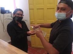 Agustín Alejandro Salazar Bautista en A.M. Siempre Café, da gel antibacterial, Oaxaca de Juárez. Fotografía: Claudia Cruz Vásquez.