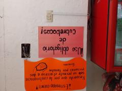 Letreros que exhortan a seguir las medidas de sanidad en la dulcería “El Bombón”. Fotografía: Dulce Claudia Cruz Vásquez