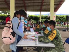 En la imagen podemos observar el protocolo de registro para realizar la vacunación, Putla Villa de Guerrero, Oaxaca. Fotografía: Tprende Radio 
