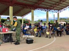Personal de SEDENA prepara las vacunas y se observan a personas esperando turno, Putla Villa de Guerrero, Oaxaca. Fotografía: Tprende Radio 