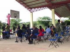 Personas espera turno para ser vacunadas y personal de SEDENA vigila a la distancia que cumplan los protocolos de organización, Putla Villa de Guerrero, Oaxaca. Fotografía: Tprende Radio.