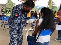 Personal de SEDENA vacuna a persona de aspecto femenino, Putla Villa de Guerrero, Oaxaca. Fotografía: Tprende Radio.