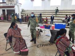 Vacunación en San Andrés Chicahuaxtla, Putla, Oaxaca. Fotografía: Facebook TPrende (radiodifusora).