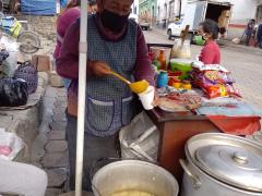 Señora con cubrebocas vende esquites y elotes en el centro de la Villa de Etla, Oaxaca. Fotografía: Dulce Claudia Cruz Vásquez.