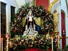 Altar de la Virgen de Dolores adornado con flores. Fotografía: Central Q Noticias.