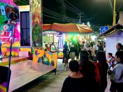 Aglomeración de personas frente a los juegos en la feria. Fotografía: Central Q Noticias.