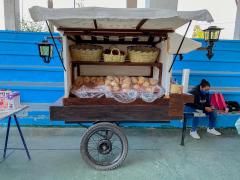 Carrito con exhibición de pan dulce, “mercadito” de Guelatao, Oaxaca. Fotografía: Facebook Agenda Oaxaca.
