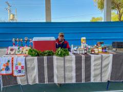 Un hombre, sin cubrebocas, frente a un mesa con productos para venta, “mercadito” de Guelatao, Oaxaca. Fotografía: Facebook Agenda Oaxaca.