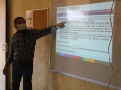 Maestro expone ante estudiantes de décimo cuatrimestre de Energías Renovables. Facebook UT Valles Centrales de Oaxaca.