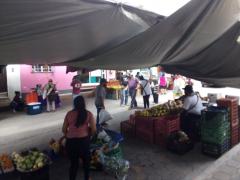 Par de personas aplican filtra a un hombre para ingresar a la zona de puestos, día de plaza, Villa de Etla, Oaxaca. Fotografía: Ángel López González.