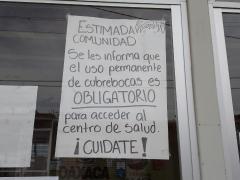 Aviso "Se les informa que el uso permanente de cubrebocas es obligatorio para acceder al Centro de Salud", Centro de Salud de Reyes Etla, Oaxaca. Fotografía: Dulce Claudia Cruz Vásquez.