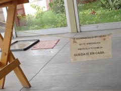 Letrero “Se atienden solo urgencias”, Centro de Salud de Reyes Etla, Oaxaca. Fotografía: Dulce Claudia Cruz Vásquez.