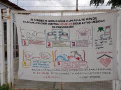 Pancarta "Si acudes o acompañas a un adulto mayor a la vacunación contra el COVID-19 sigues estas medidas de prevención", Centro de Salud de Reyes Etla, Oaxaca. Fotografía: Dulce Claudia Cruz Vásquez.