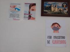 Letrero “Uso obligatorio de cubrebocas”, Sala de espera, Clínica de la Luz. Fotografía: Perla Carolina Cruz Vásquez.