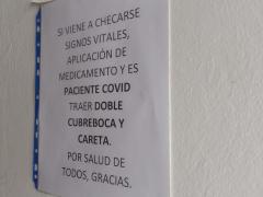 Letrero con recomendaciones para pacientes COVID-19, Sala de espera, Clínica de la Luz. Fotografía: Perla Carolina Cruz Vásquez.