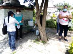 Jornada de vacunación, mujeres en el filtro de sanidad antes de ingresar a la explanada municipal de San Pablo Huitzo. Fotografía: Ángel López González.