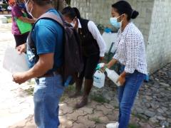 Jornada de vacunación, personas con cubrebocas cumplen con el protocolo de sanidad antes de ingresar a la explanada municipal de San Pablo Huitzo para la jornada de vacunación. Fotografía: Ángel López González.
