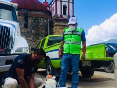 Dos hombres preparan equipo para sanitizar. Fotografía: Honorable Ayuntamiento de Villa Talea de Castro.