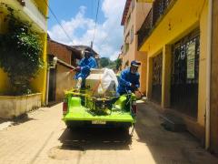 Dos hombres sanitiza las calles desde una camioneta. Fotografía: Honorable Ayuntamiento de Villa Talea de Castro.