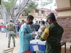 Soldados prepara vacunas, Jornada de Cacunación contra COVID-19. Fotografía: Villa Sola de Vega