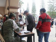 Soldado registra a personas, Jornada de Cacunación contra COVID-19. Fotografía: Villa Sola de Vega
