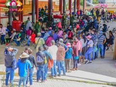 Fila de personas espera a ser vacunadas. Fotografía: Gobierno Municipal de Santa Cruz Itundujia.