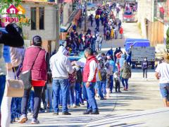 Fila de personas espera a ser vacunadas. Fotografía: Gobierno Municipal de Santa Cruz Itundujia.