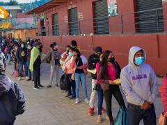 Fila de personas espera a ser vacunadas. Fotografía: Gobierno Municipal de Santa Cruz Itundujia.