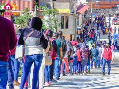 Fila de personas esperando a ser vacunadas. Fotografía: Gobierno Municipal de Santa Cruz Itundujia