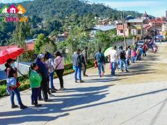 Fila de personas esperando a ser vacunadas. Fotografía: Gobierno Municipal de Santa Cruz Itundujia