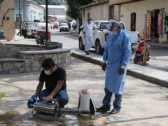 Dos hombres preparan equipo para desinfectar, Villa Sola de Vega, Oaxaca. Fotografía: Facebook Villa Sola de Vega.