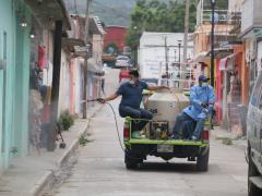 Hombres a bordo de una camioneta con equipo desinfecta calles, Villa Sola de Vega, Oaxaca. Fotografía: Facebook Villa Sola de Vega.
