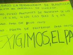 Cartulina "Exijimos la permenencia de plantilla", Hospital General San Pedro Pochutla, Oaxaca. Facebook Sol de la Costa.