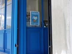 Letrero: “Uso obligatorio de cubrebocas”, puerta de entrada a la pastelería Tartamiel, sucursal Villa de Etla, Oaxaca. Fotografía: Dulce Claudia Cruz Vásquez.