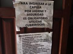 Letreros: “Para ingresar a la capilla” y “Recomendaciones”, Capilla de Adoración Perpetua, Parroquia de San Pedro y San Pablo de la Villa de Etla, Oaxaca. Fotografía: Dulce Claudia Cruz Vásquez.