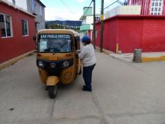 Filtro sanitario aplicado a mototaxi de Santa María Tenexpan, Agencia del municipio de San Pablo Huitzo, Oaxaca. Fotografía: Ángel López González.