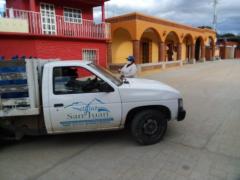 Filtro sanitario aplicado a camioneta de “Agua San Juan”, Santa María Tenexpan, Agencia del municipio de San Pablo Huitzo, Oaxaca (primera toma). Fotografía: Ángel López González.